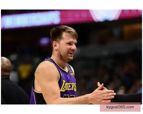 里夫斯谈客场之旅东契奇表现亮眼 布朗尼每天进步不走捷径